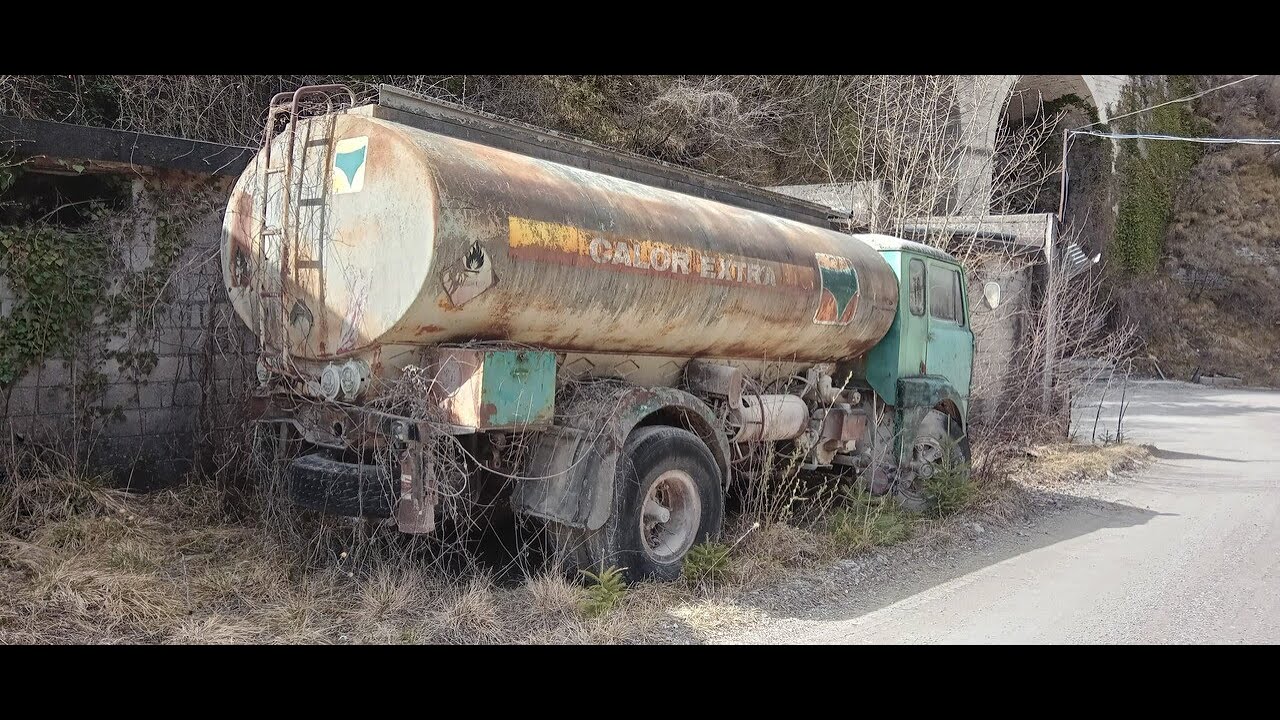 Ritrovamento camion d'epoca abbandonato nella cava