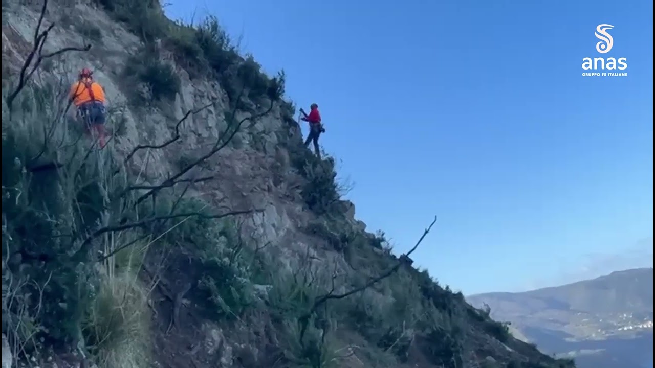 Rocciatori in azione sulla frana di Bagnara lungo la SS18