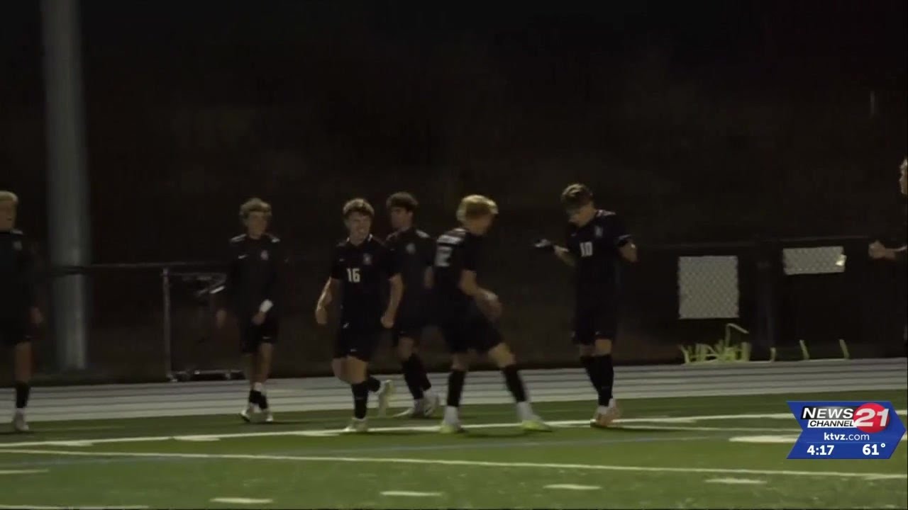 Summit boys soccer takes down Redmond, Culver with ease