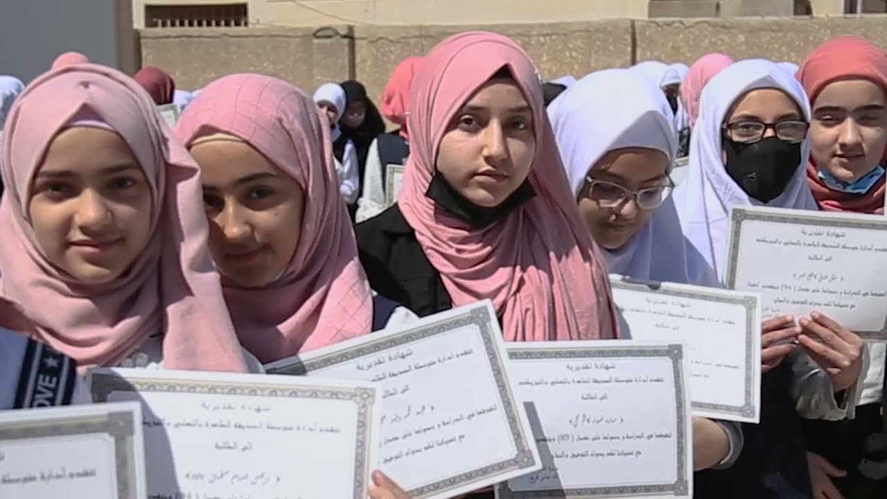 متوسطة الصديقة الطاهره تكرم طالباتها المتميزات لتشجيعهم على الجد و الاجتهاد