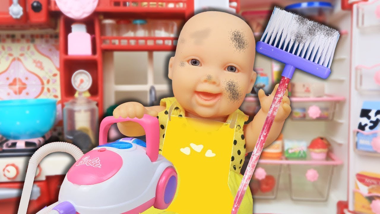A FAXINEIRA MEGIE! | LIMPANDO A COZINHA DE BRINQUEDO -  Lilly Doll