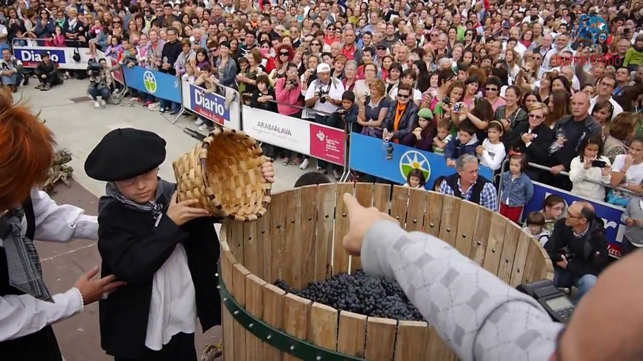 El pisado de la uva en la Fiesta de la Vendimia