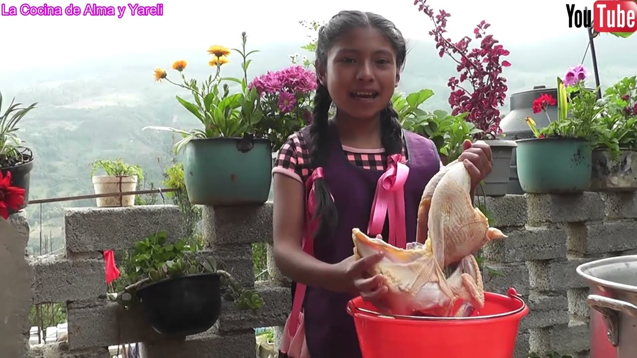 Asi se prepara un rico caldo de gallina autentica de rancho.