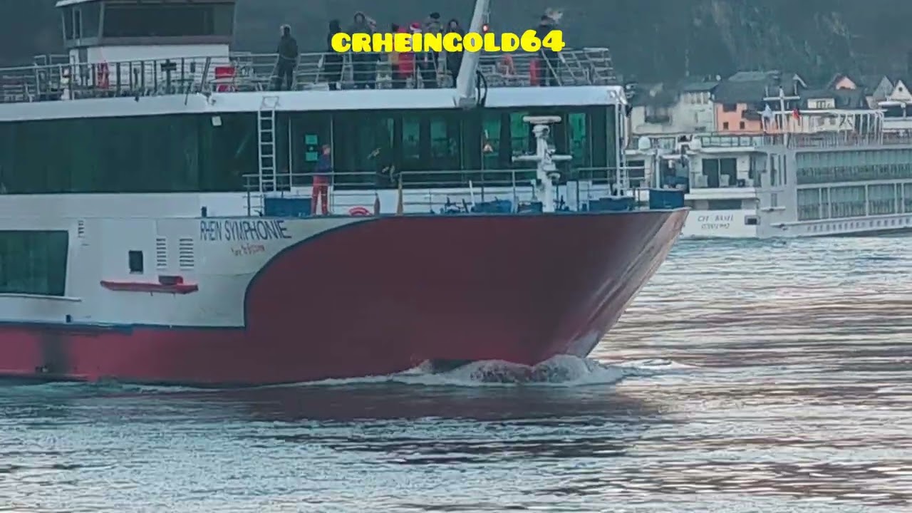 Rheinschifffahrt Loreley Passage , Kreuzfahrer begegnen sich und gehen i d  Kurve und viel Verkehr 