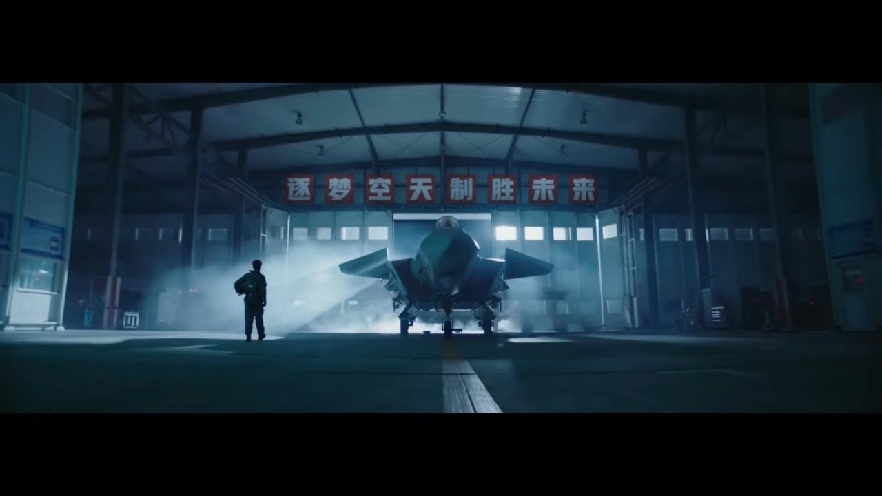 中国空军2021年度招飞宣传片完整版震撼发布！易烊千玺 吴京倾情加盟演绎强军路上精彩人生！「逐梦青春」| 军迷天下