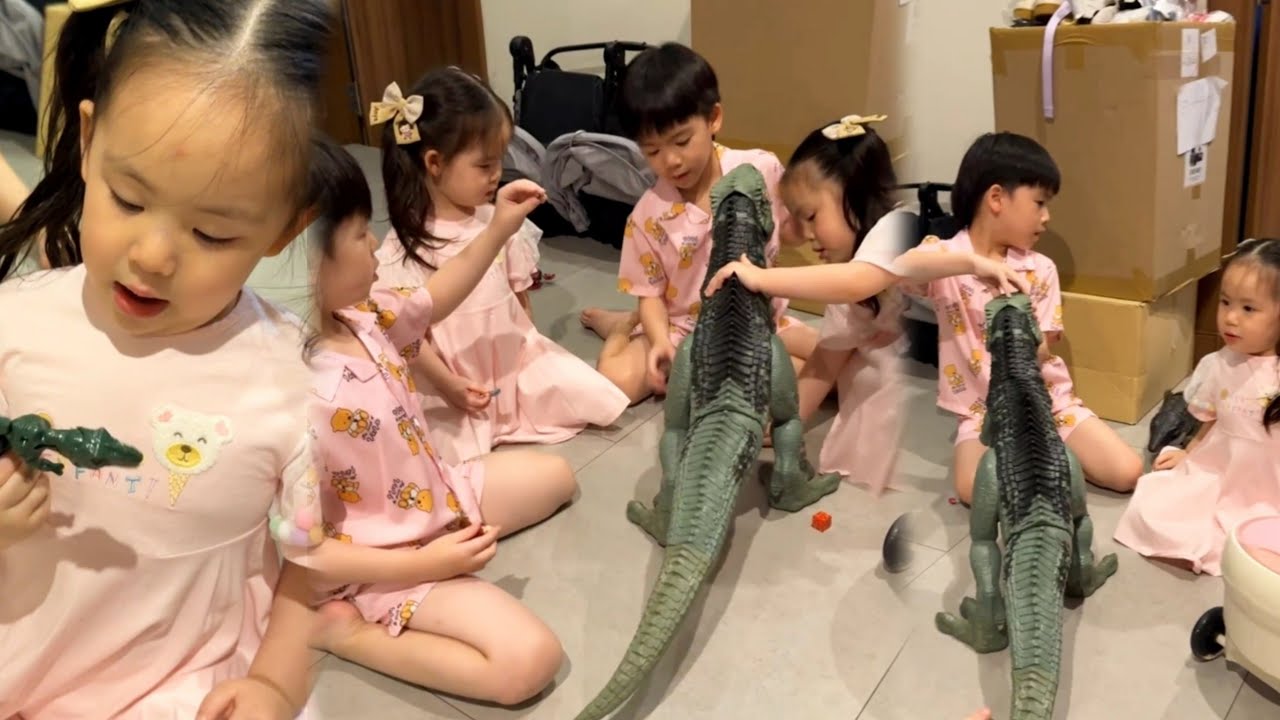 พี่ธีร์ถือได้โนเสาร์วิ่งพี่วาวิ่งตามเร็วมาก ชีวิตไดโนเสาร์ต้องสู้ตลอดค่ะ