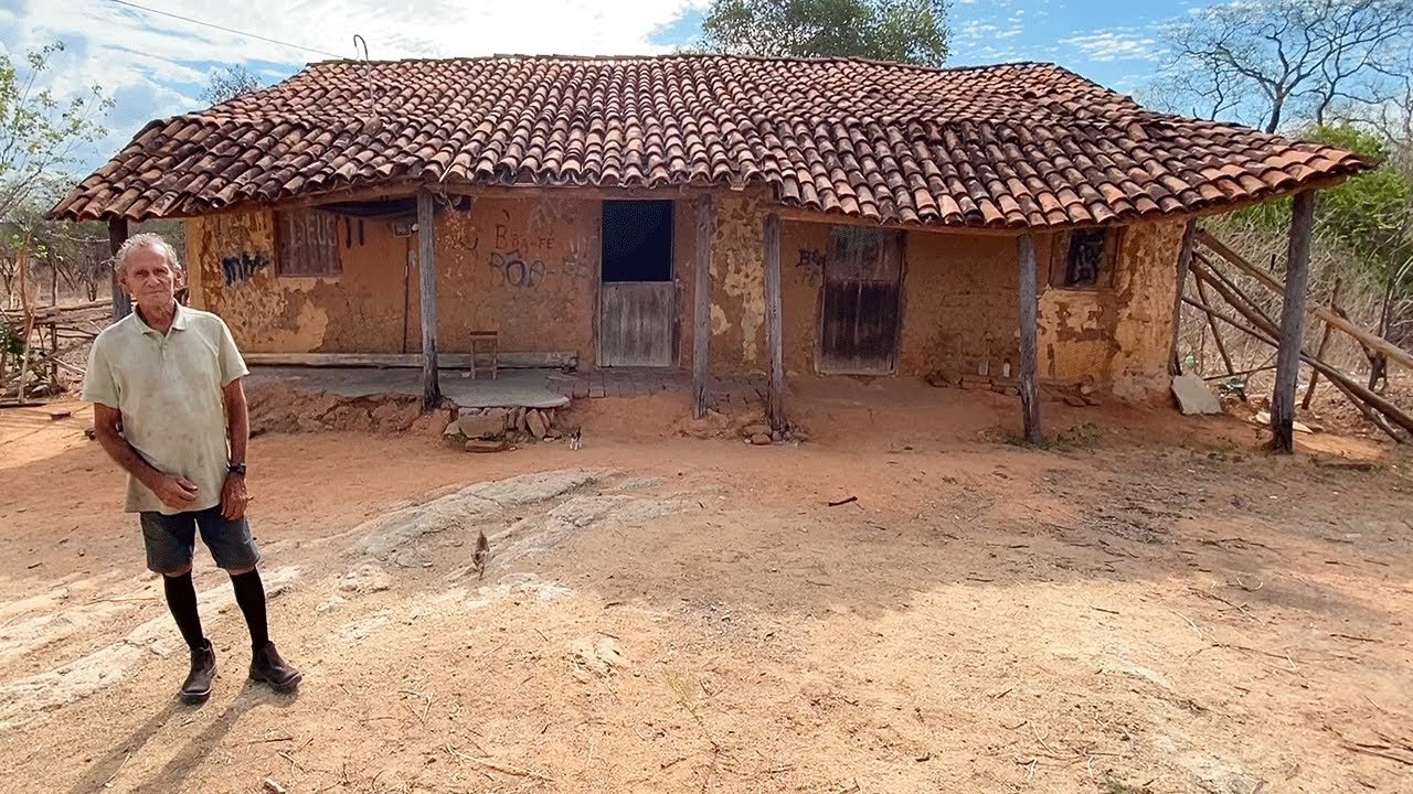 Ele vive sozinho numa casa de taipa centenária no sertão cearense