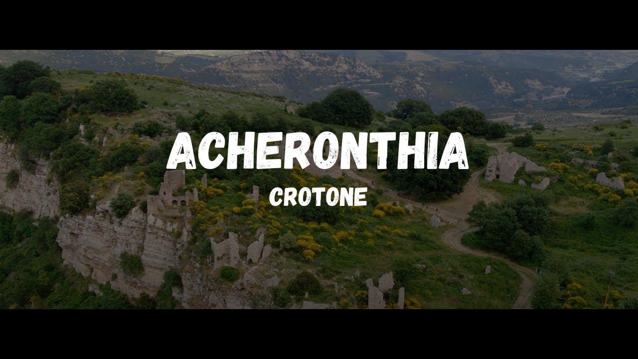 I ruderi del borgo abbandonato di Akerenthia o Cerenzia Vecchia (KR)