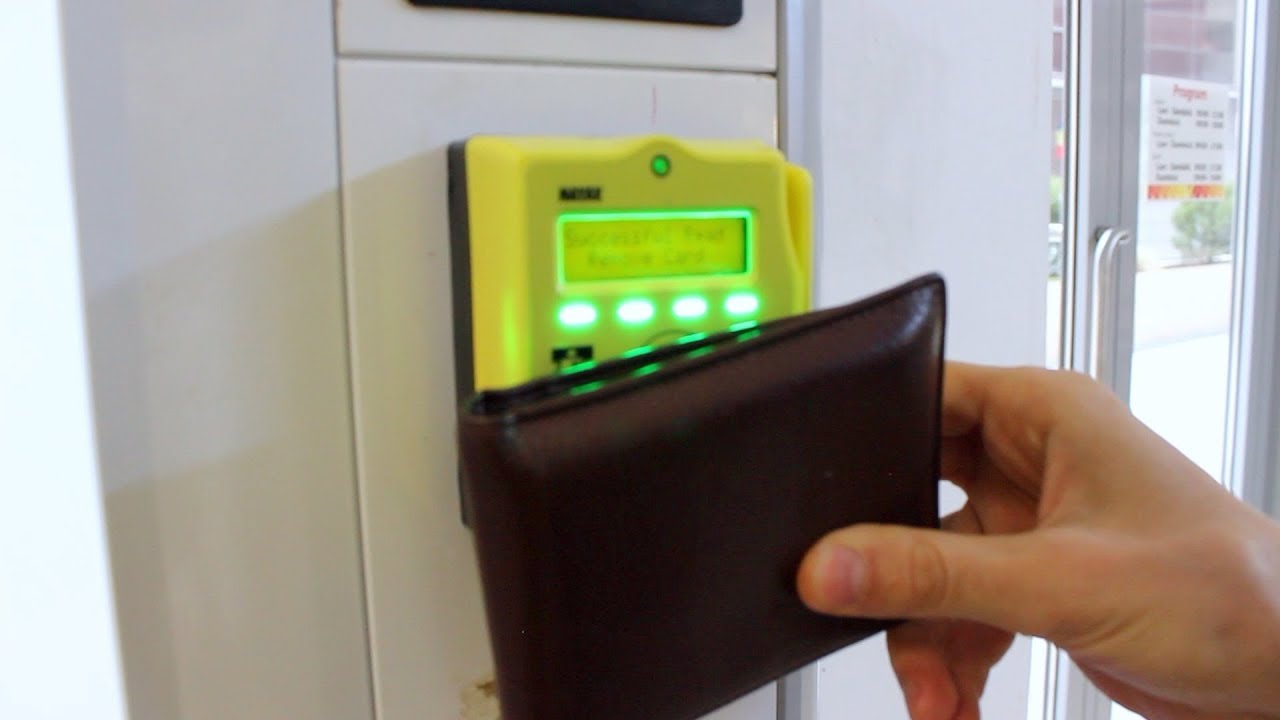 Cum îmi protejez cardurile contactless din portofel