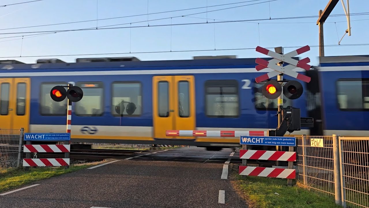 Spoorwegovergang Hattemerbroek // Dutch Railroad Crossing 