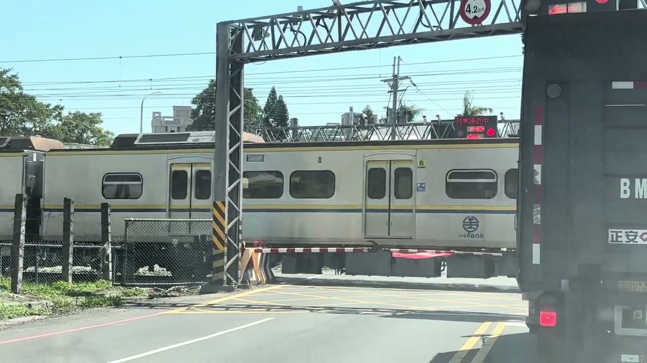 Northbound trains pass through level crossing北上列車通過平交道
