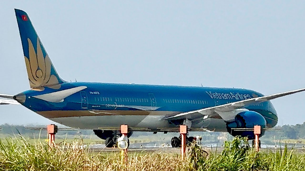 BOEING (787-10 DREAMLINER/VN-A878) VIETNAM AIRLINES hạ cánh và lăn bánh tại sân bay Cần Thơ.