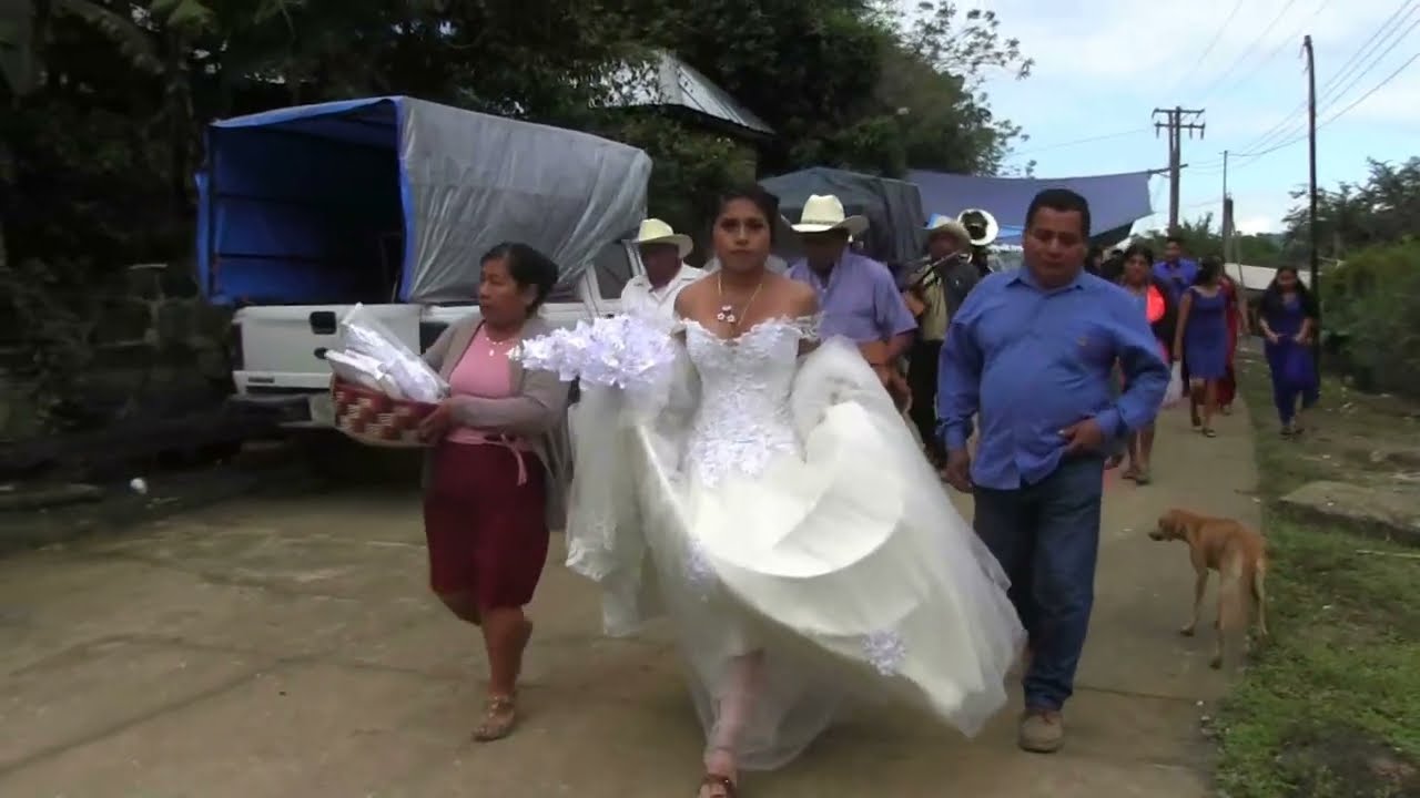NOVIA LLEGA A LA IGLESIA ASI FUE EL ENCUENTRO CON SU ENAMORADO