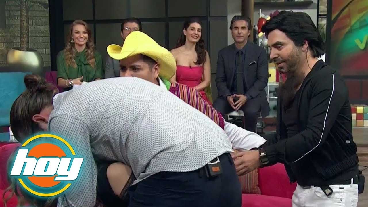 HOY | Juan Diego Covarrubias le roba un beso a Andrea Legarreta