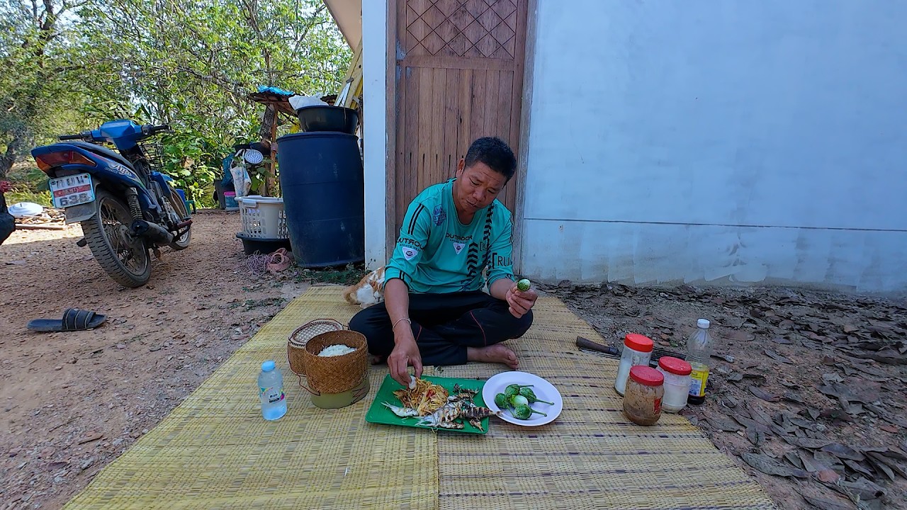 ปิ้งปลาแกล้มตำบักหุ่ง กินแซ่บๆหลังตกแต่งสวน