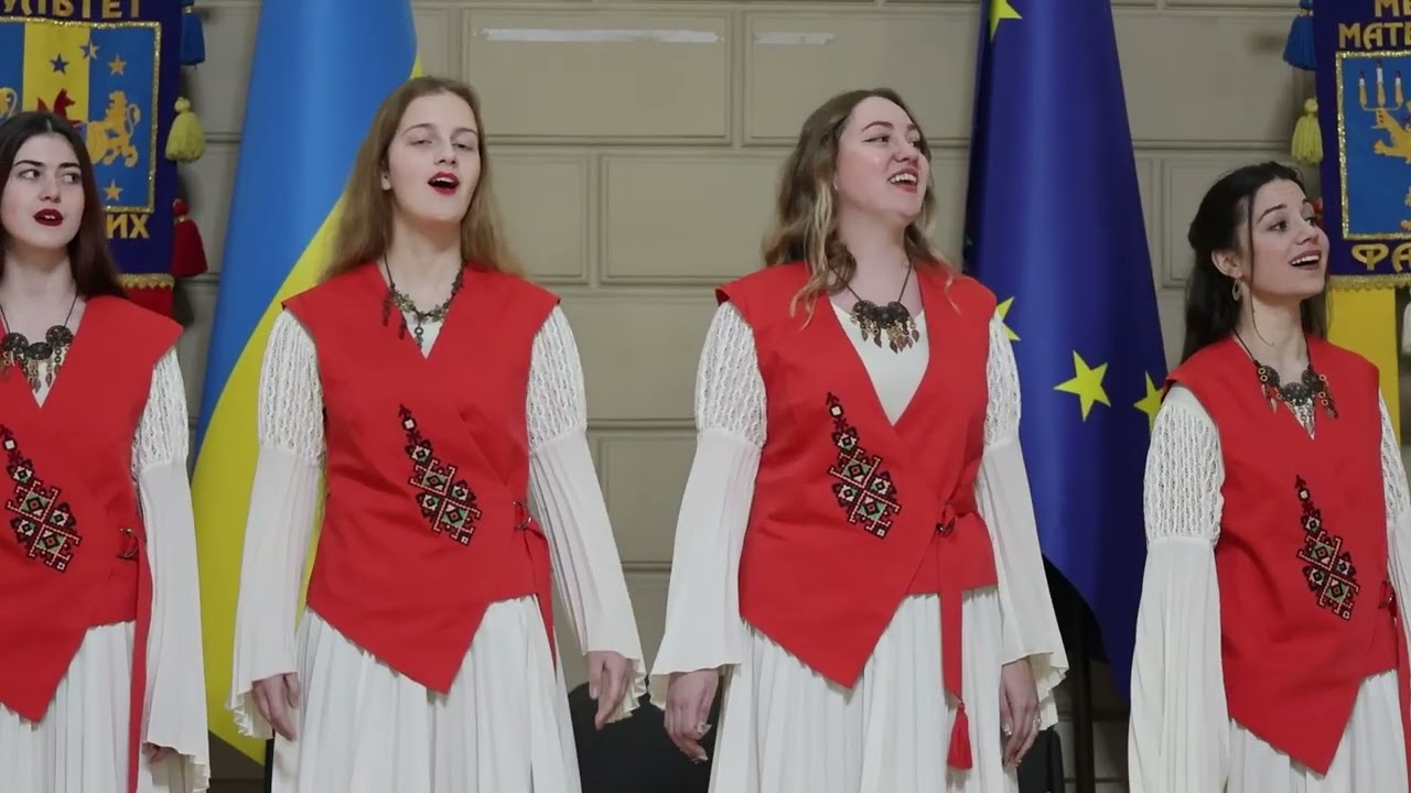 Народний дівочий хор «Ліра», зачарувавши слухачів красою лагідних голосів учасниць, «Добрий вечір»