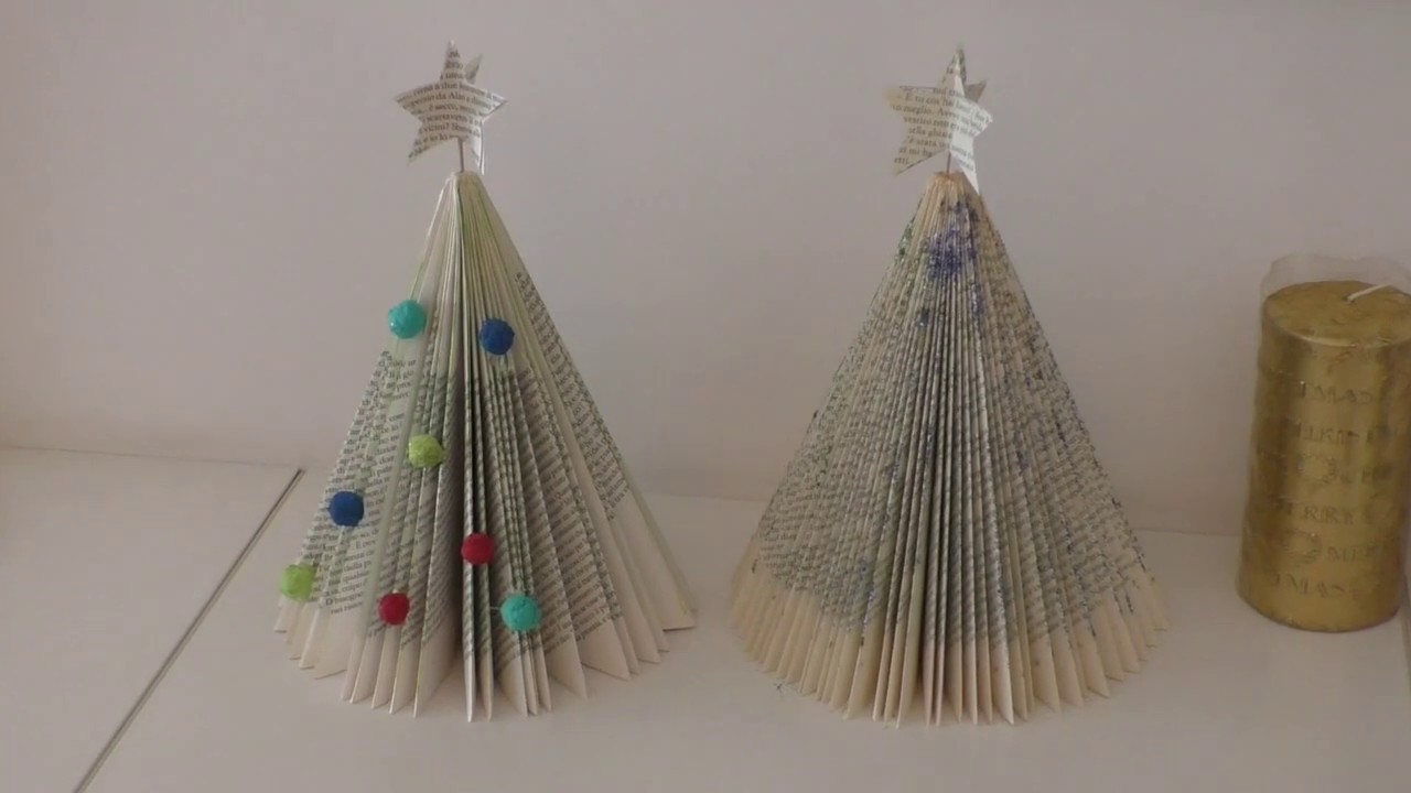 UN ALBERO DI FOGLI DI LIBRO