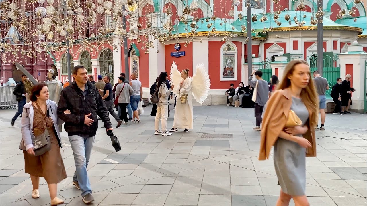 Вечерняя прогулка по Никольской улице в Китай-городе. Москва.