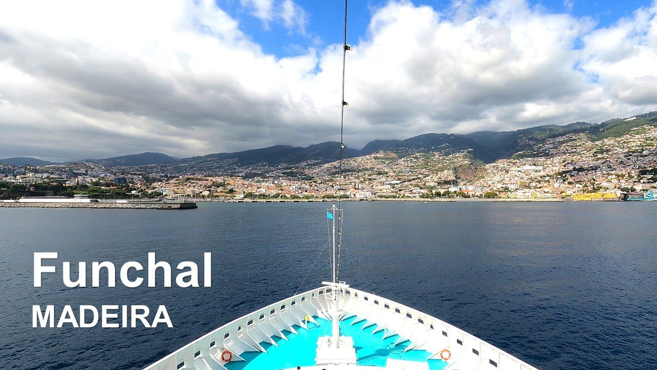 Funchal Madeira - cruise ship arrival - ship&acute;s manoeuvre - seafarer&acute;s life