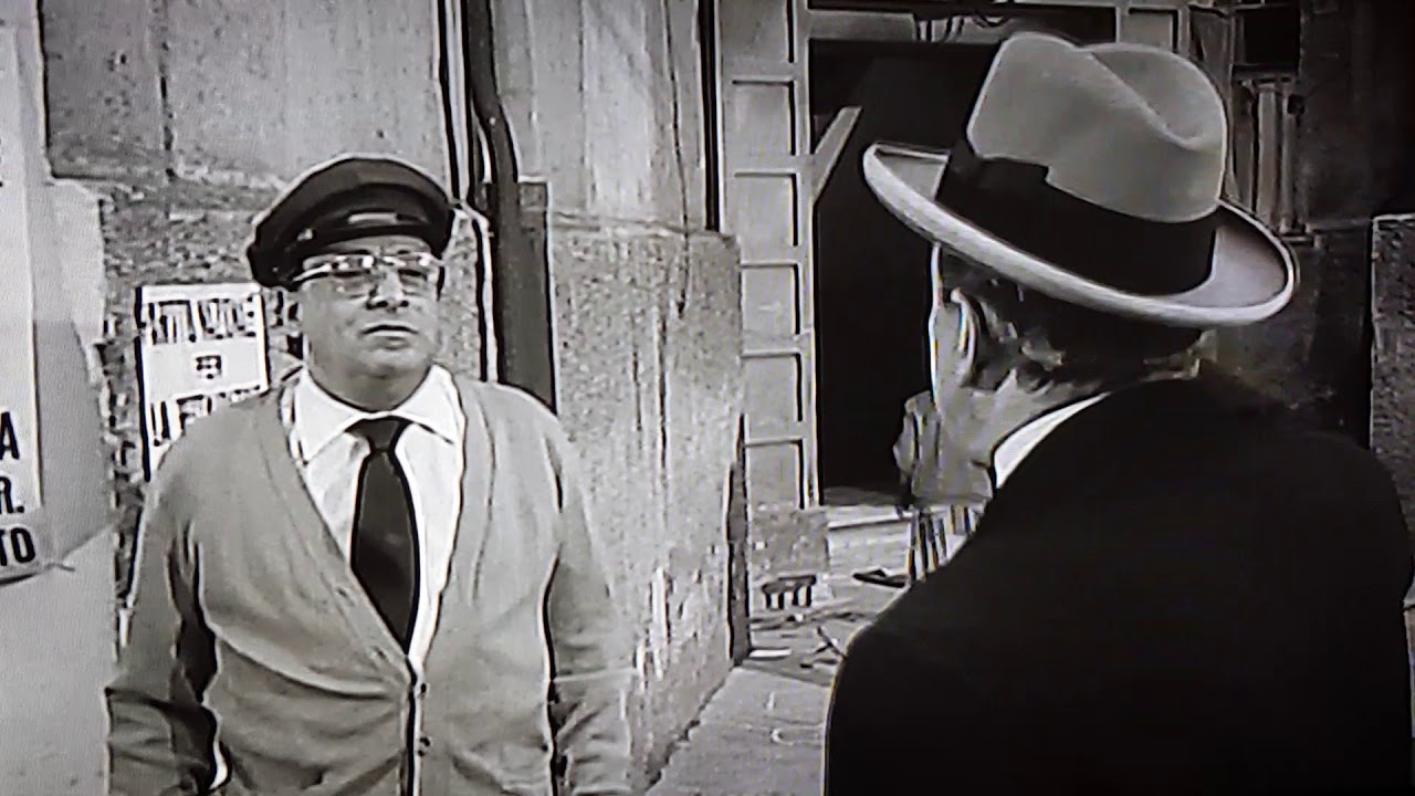 GLI ONOREVOLI. SCENA CON IL PORTINAIO.
