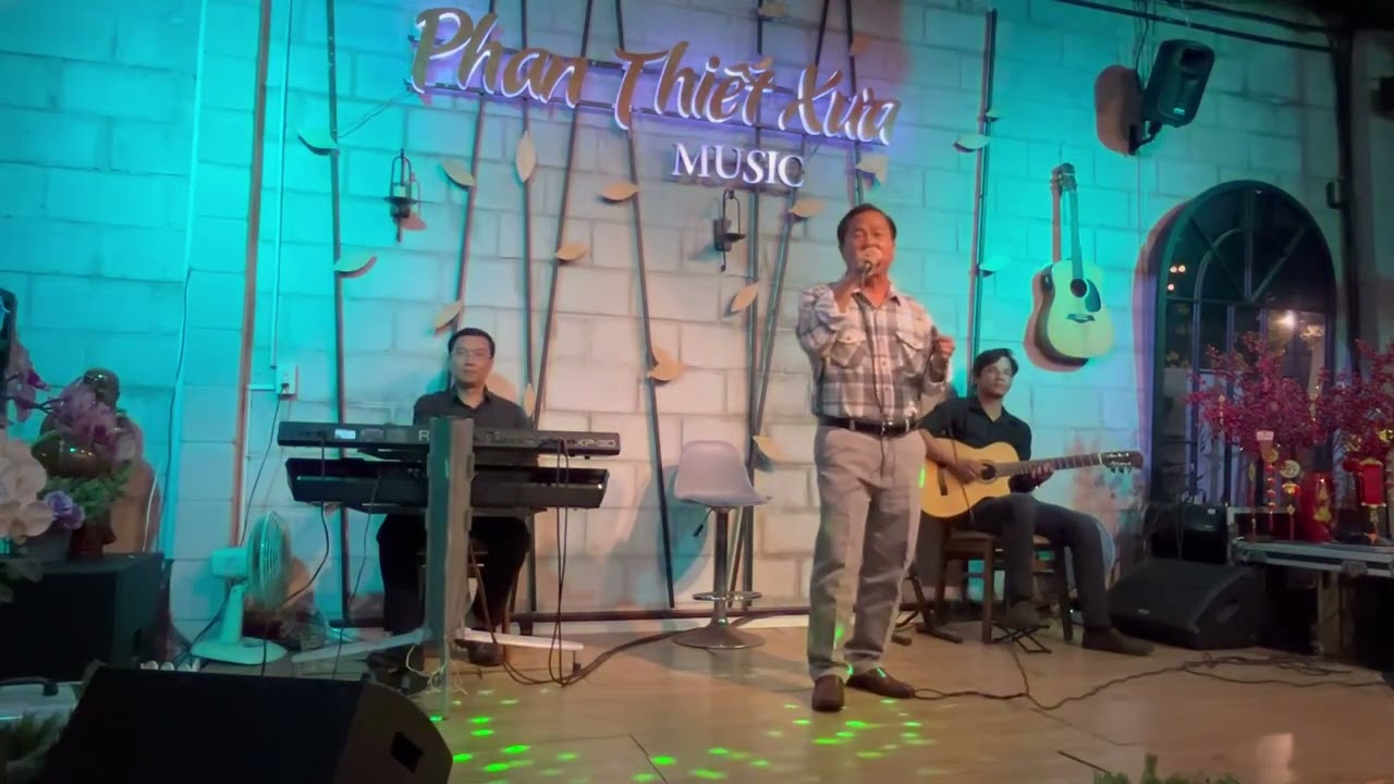 Cô Hàng Nước - Hữu Giáp