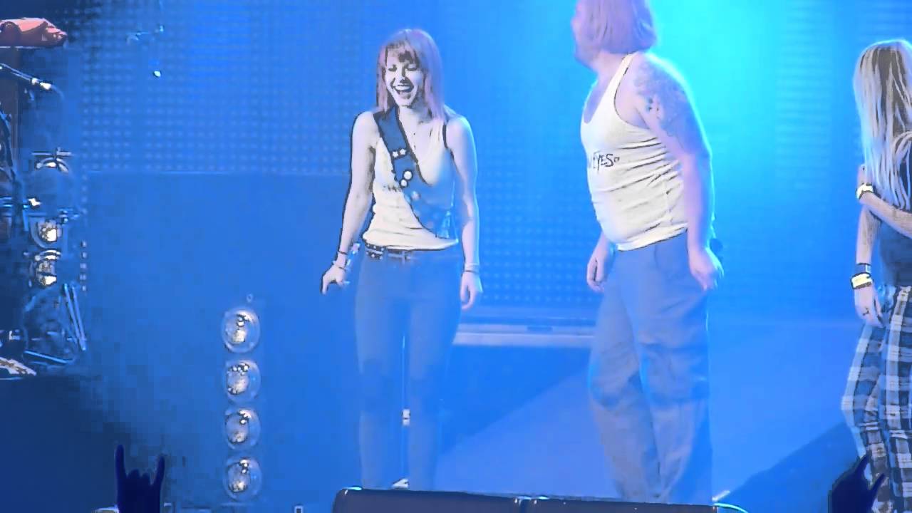 19/19 Paramore - Misery Business w Crazy Fan Participation @ Viejas Arena, San Diego, CA 9/18/10