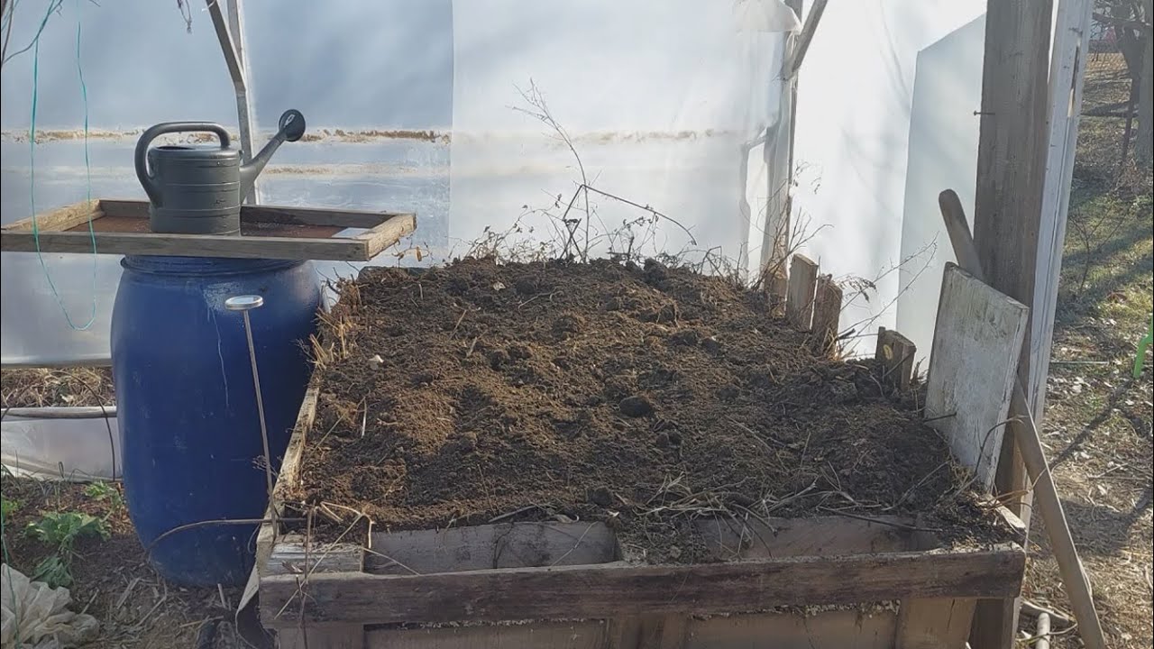 Construcţie răsadniţă clasică cu gunoi de grajd şi alte materii organice