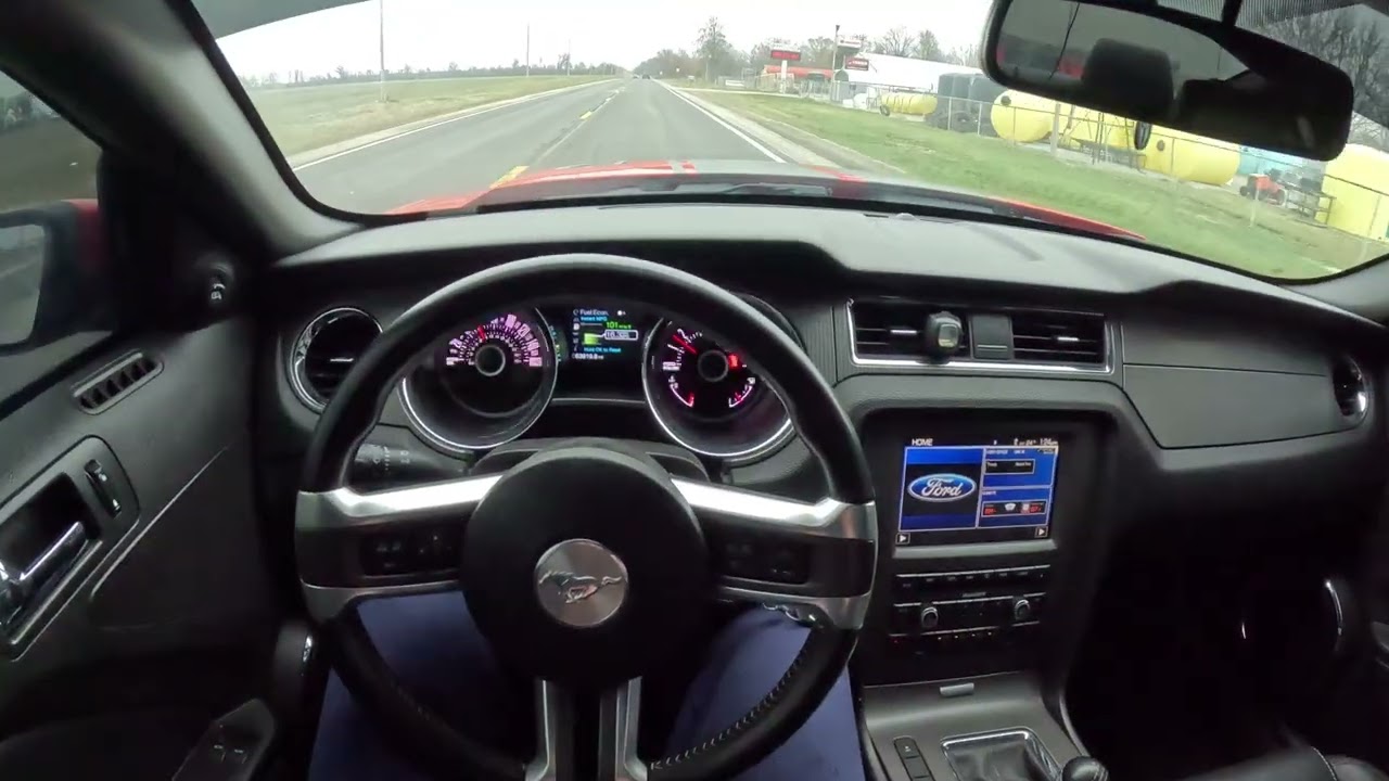 Вид от первого лица на шумный Mustang GT 5.0 2013 года выпуска
