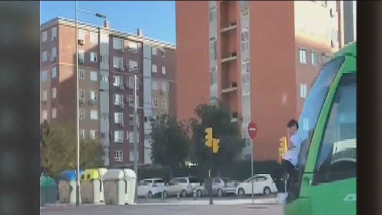 El peligroso juego de viajar agarrado al tranv&iacute;a de Parla