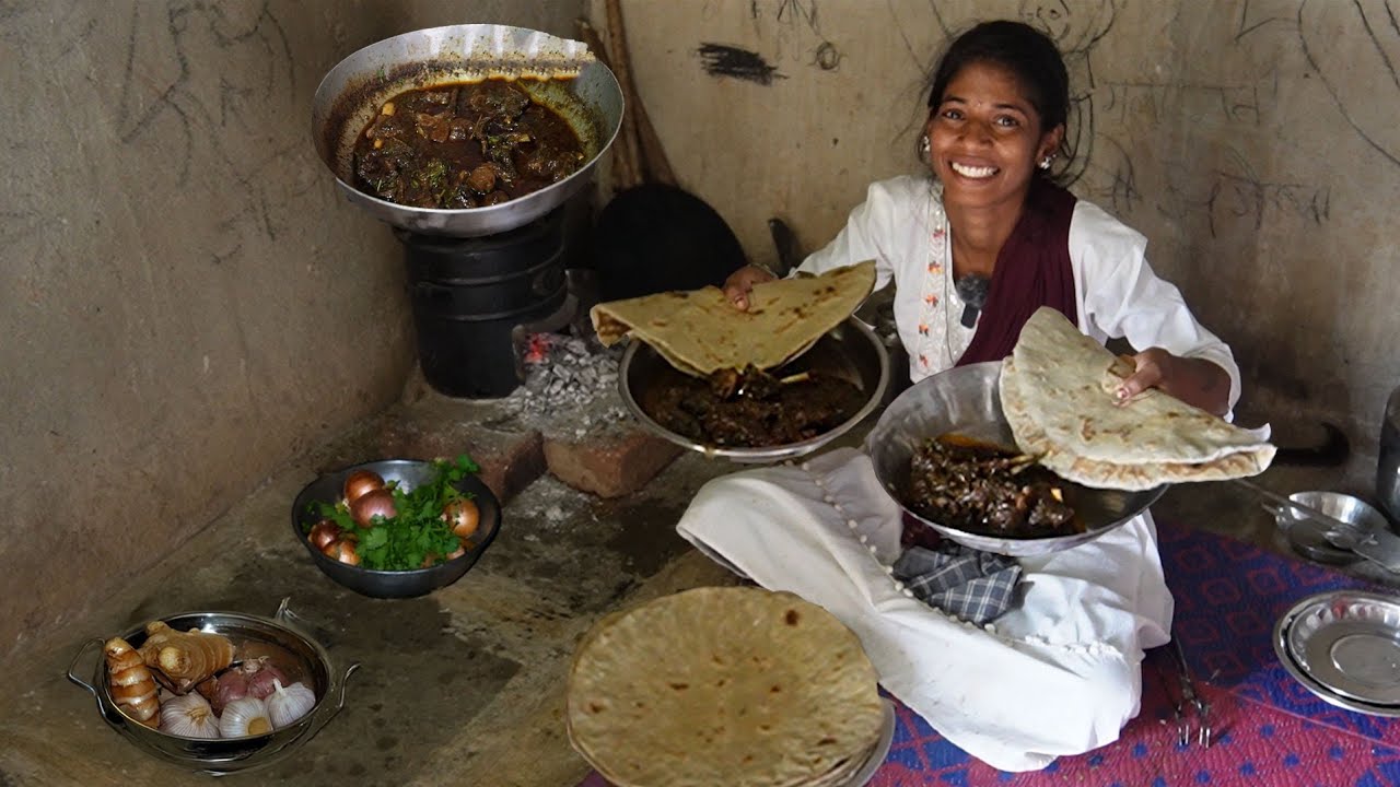या रजनीच्या हाताचं गावरान पद्धतीचं झणझणीत काळ मटण खायला 😋😋
