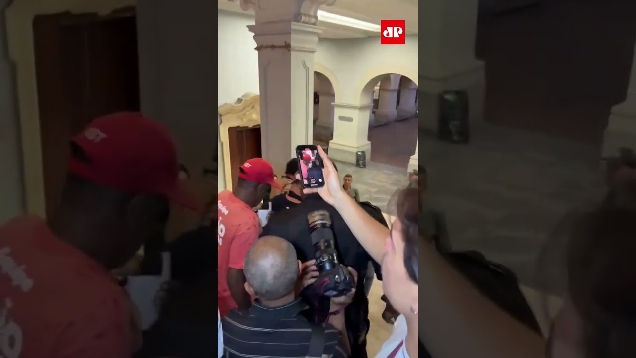 Douglas Garcia se envolve em briga com manifestantes durante ato pelo 8 de Janeiro #shorts