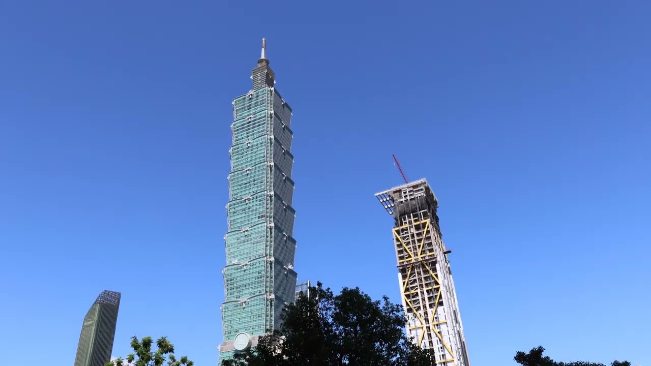 20250824-2-台北市信義區莊敬路南山人壽大樓往對面四四南村一偶