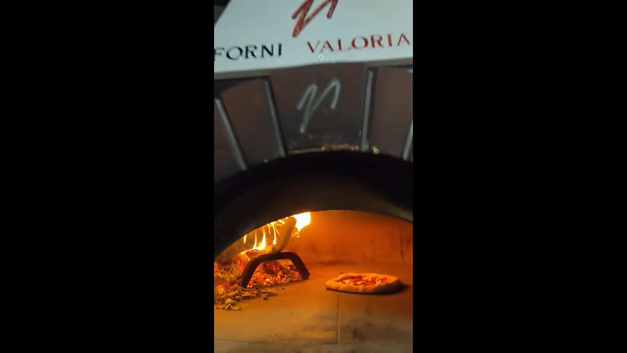 Holzbackofen: Pizza aus dem Valoriani Igloo