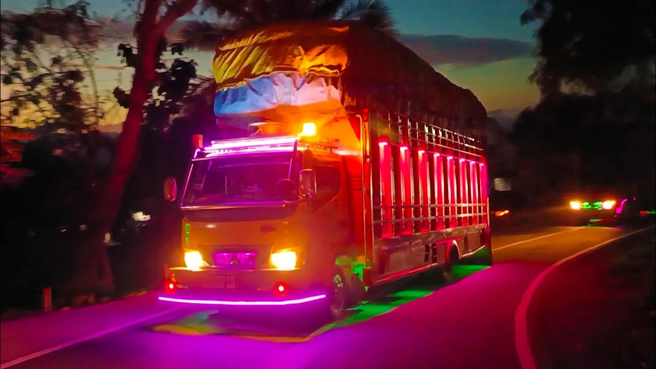 Truk Sulawesi melintas dimalam hari!!yg kedua lampunya super keren
