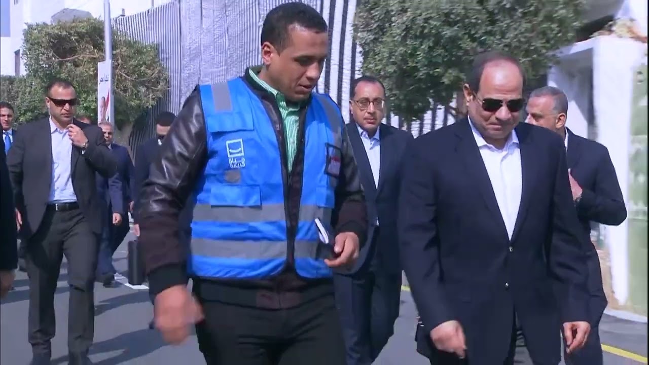 السيد الرئيس يتفقد قرية أم دومة بمركز طما 