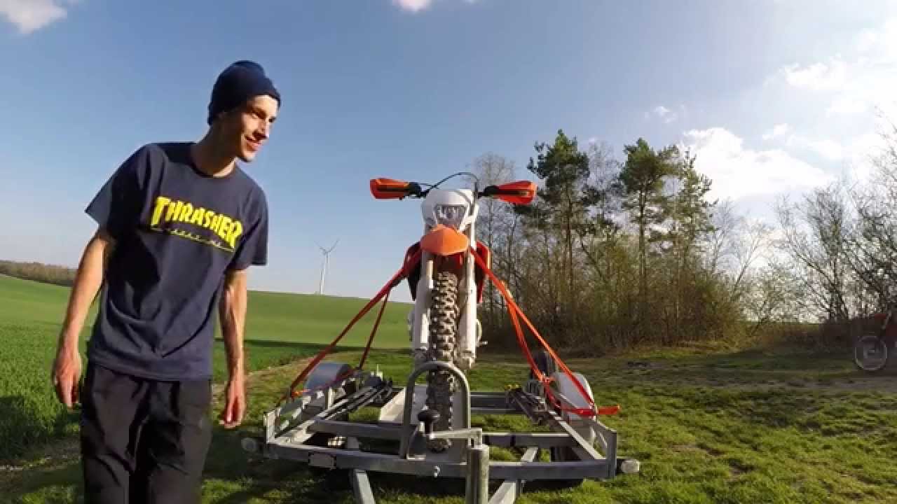 Comment sangler une moto SEUL sur une remorque ?