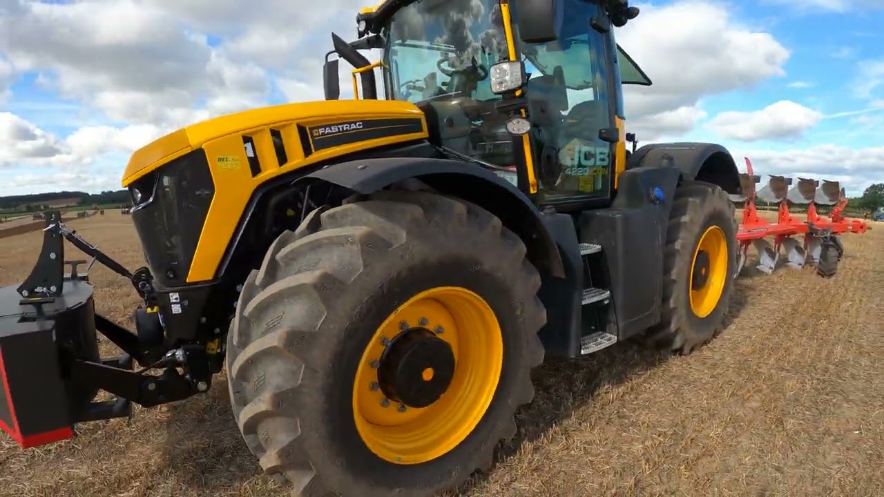 2022 JCB Fastrac 4220 Ikon 6.6 Litre 6-Cyl Diesel Tractor (235 HP) with Kuhn Reversible Plough