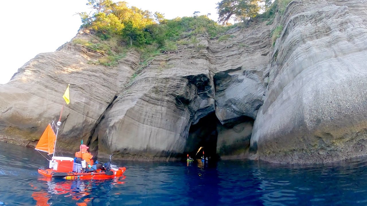 【Kayakの魅力 釣りだけじゃ勿体ない！】絶景！天然記念物洞窟【天窓洞】と水深２０ｍでボトムが見える超絶クリアウォーターで浮くカヤックフィッシングが気持ち良すぎた！西伊豆　堂ヶ島　乗浜荘