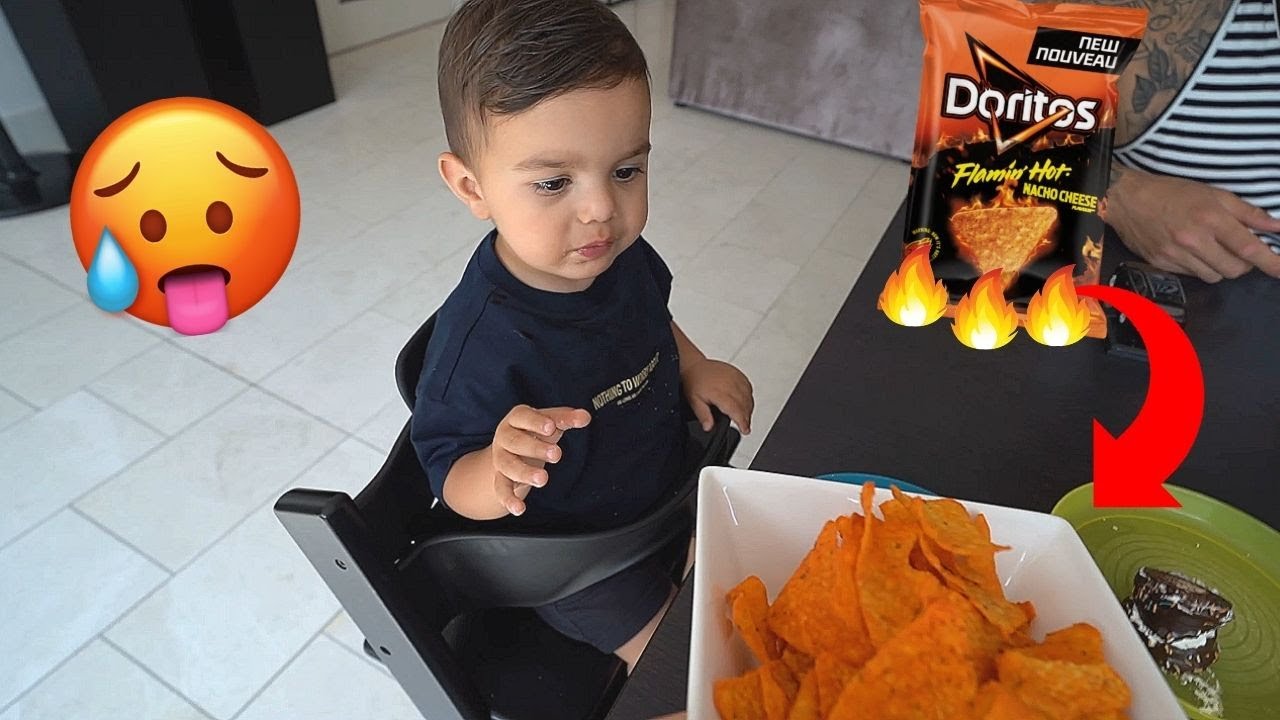 WE LATEN MIAZ VOOR HET EERST PITTIG ETEN PROEVEN 🥵 | #572