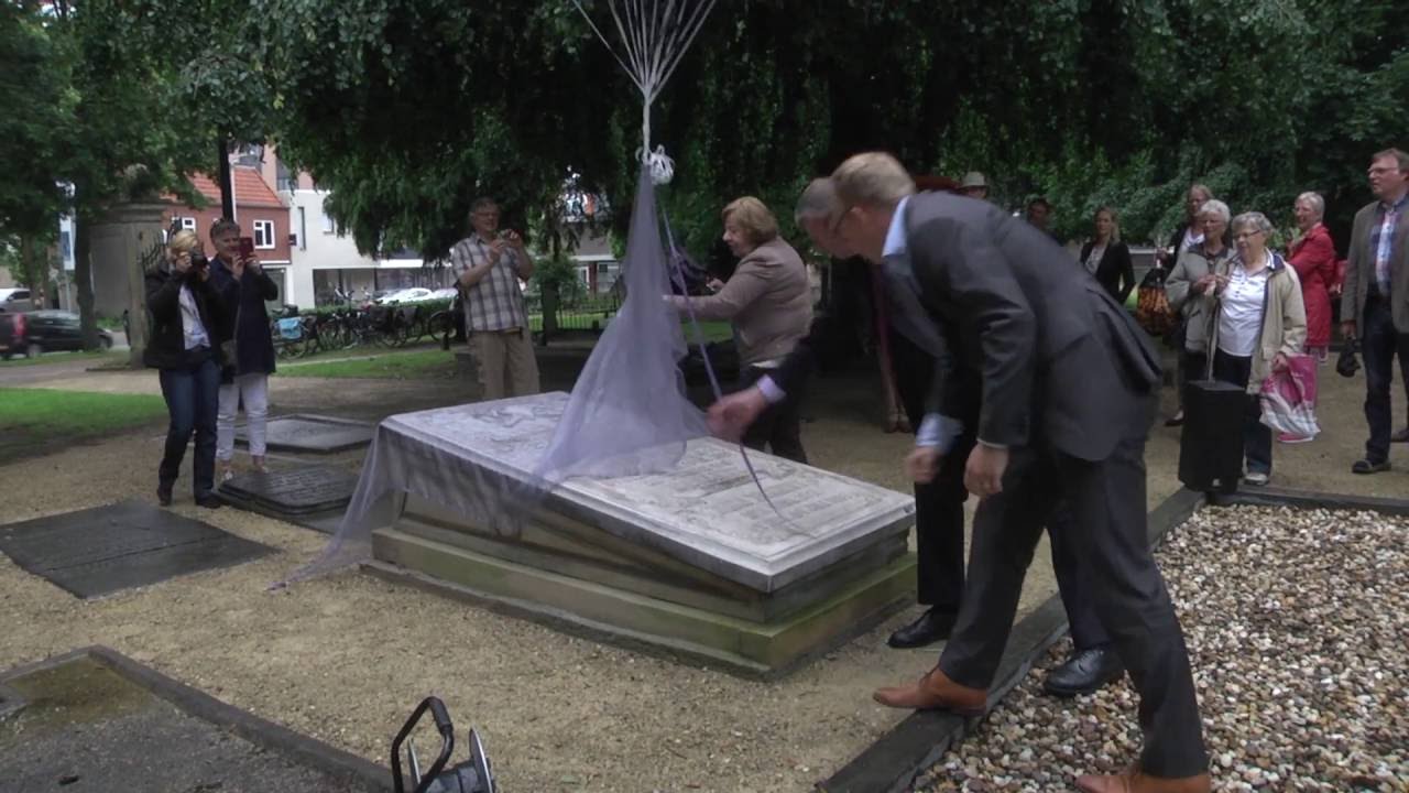 Reportage: Twee graven op Boerenkerkhof gerestaureerd (TV Enschede)