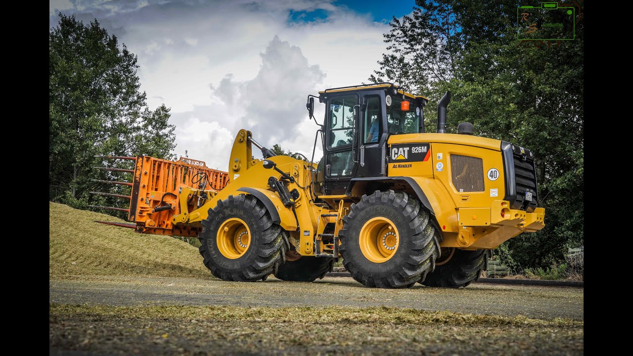 CAT 926M Agrar und Massey Ferguson 8727S beim Siloschieben/ Maissilage