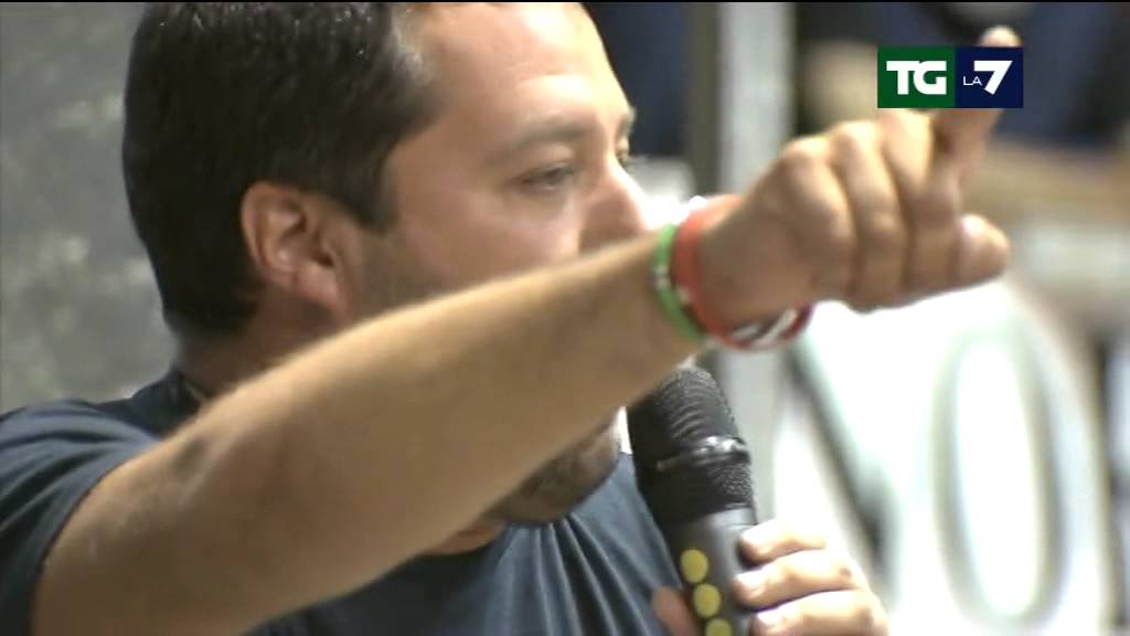 Immigrazione, volano insulti tra Salvini e Renzi