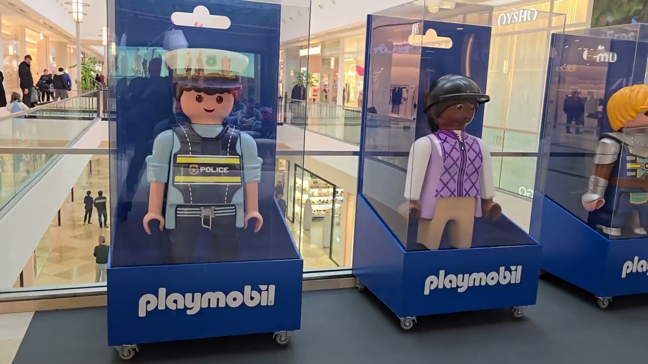 Playmobil tamaño XXXL en el Centro Comercial Xanadu. Policía,  Amazona y Soldado.