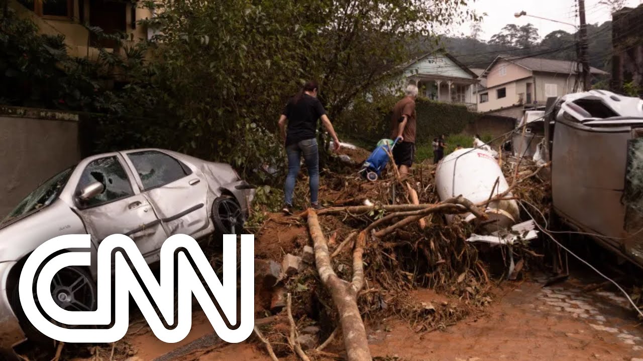 Sobe para 105 o número de mortes causadas pelas chuvas em Petrópolis (RJ) | LIVE CNN