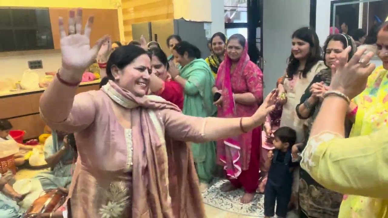 Ajj phir jam kar holi kheli Fhool wali