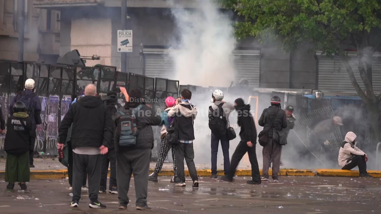 Clashes erupt at university march demanding Milei to comply with funding law