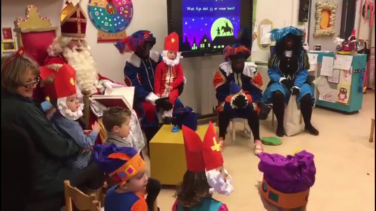 Sinterklaas op bezoek bij school De Wegwijzer in Putten.