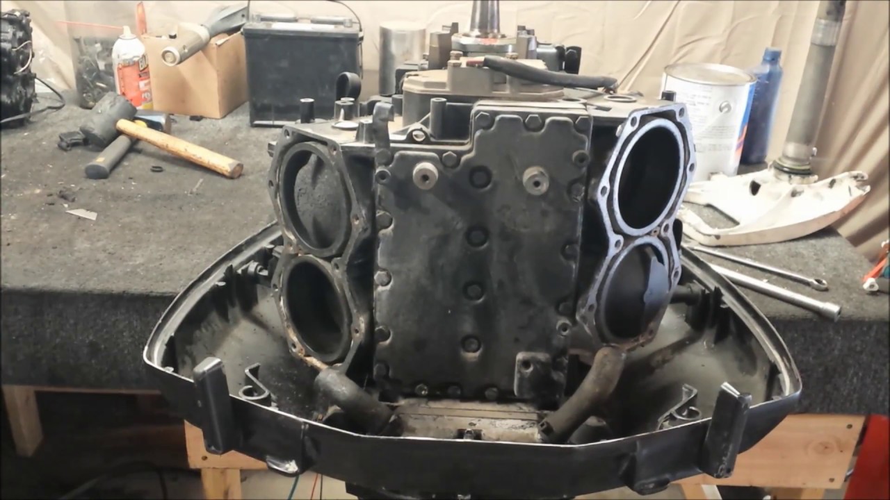 Looking inside a bad Johnson / Evinrude 90 HP Powerhead