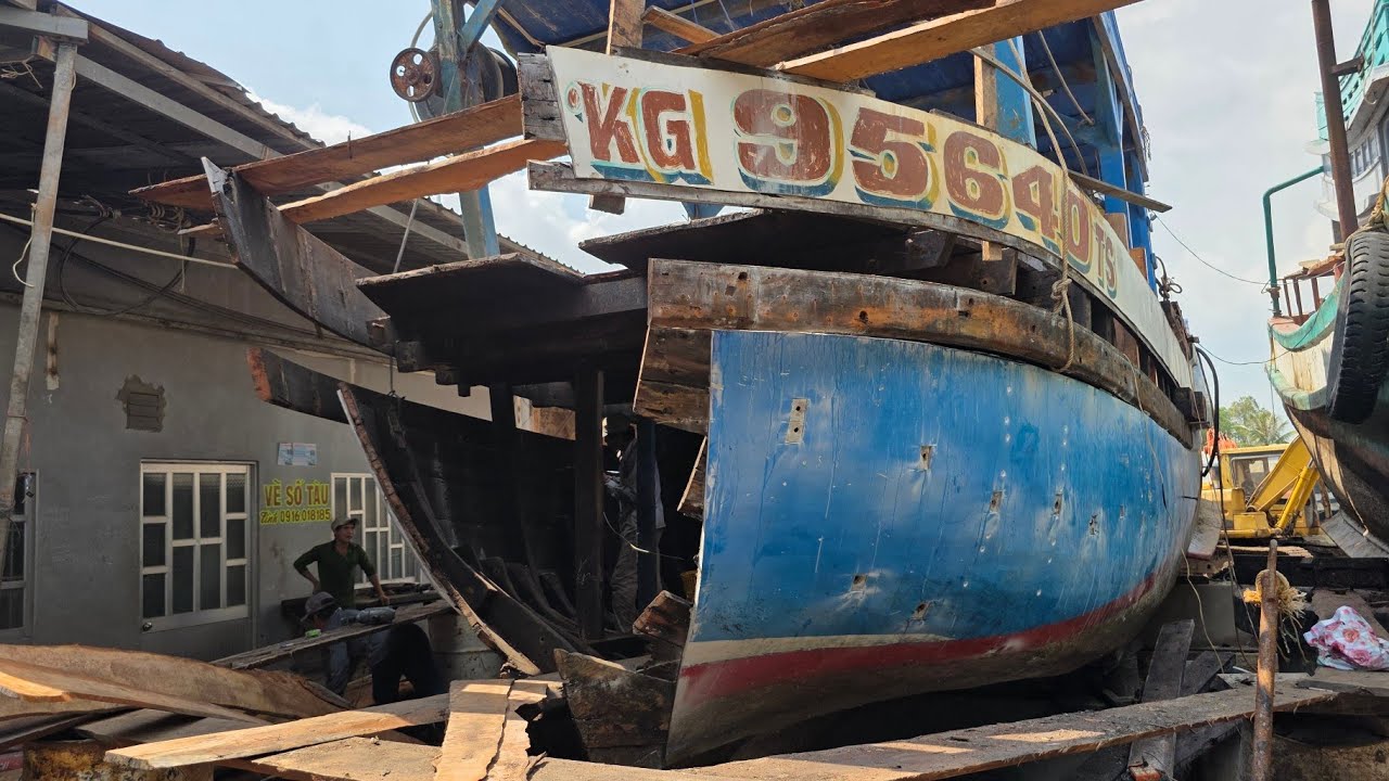 The boat was in an accident and the bow was broken. Here's how to fix it