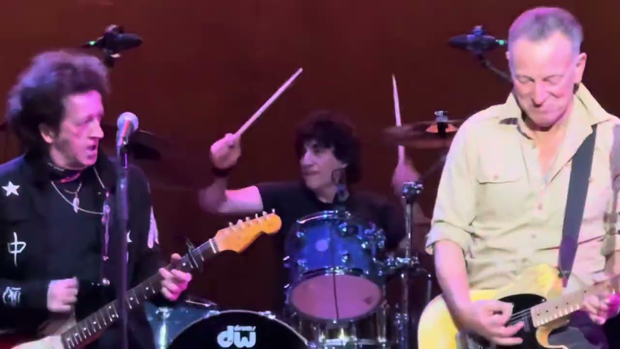 Bruce Springsteen and Willie Nile- One Guitar